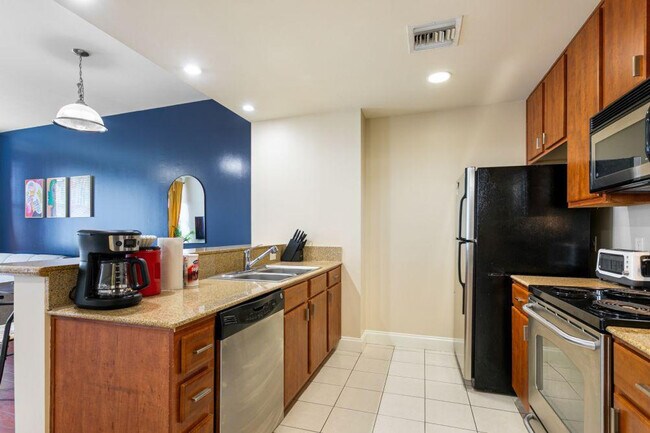 925 Common St in New Orleans, LA - Building Photo - Building Photo