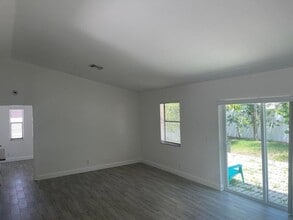 310 Elaine Cir W in West Palm Beach, FL - Building Photo - Building Photo