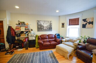 61 Babcock St, Unit 2nd floor in Brookline, MA - Building Photo - Building Photo