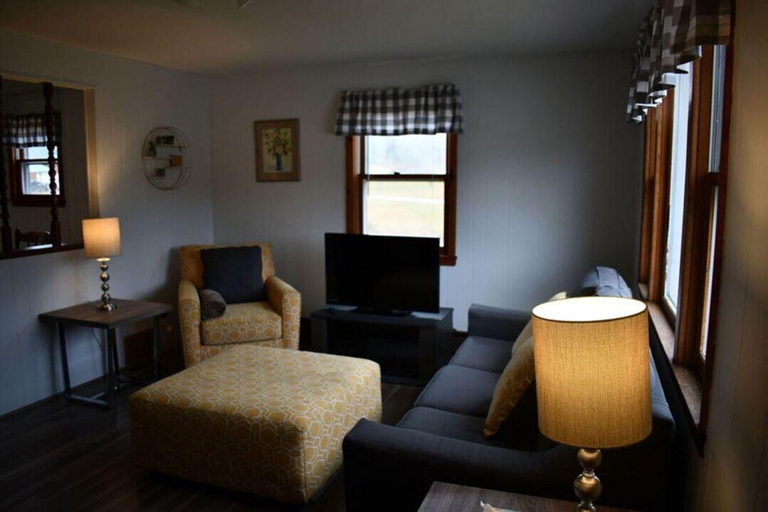 1061 Brook Rd in Goshen, NH - Foto de edificio
