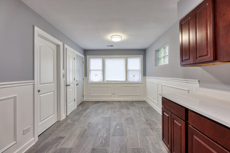 7835 S Essex Ave in Chicago, IL - Building Photo - Building Photo