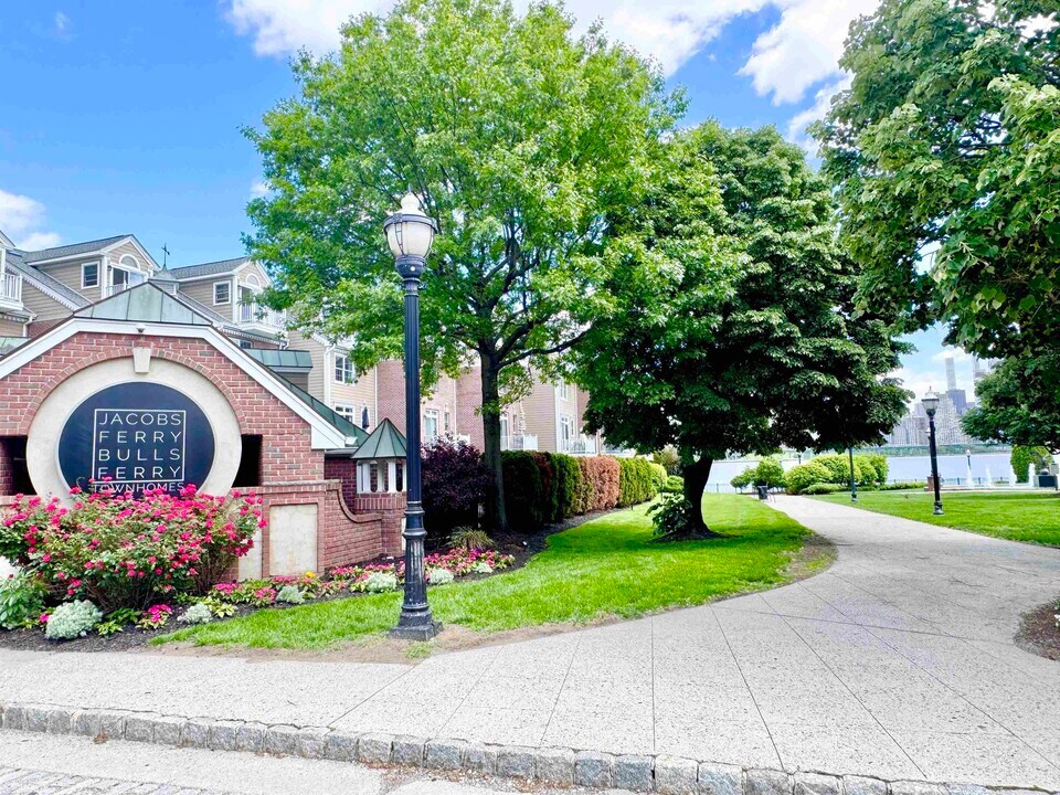 352 Oswego Ct in West New York, NJ - Building Photo