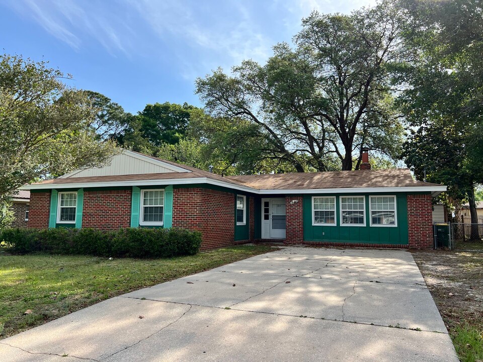 1011 Julia Ave in Niceville, FL - Foto de edificio