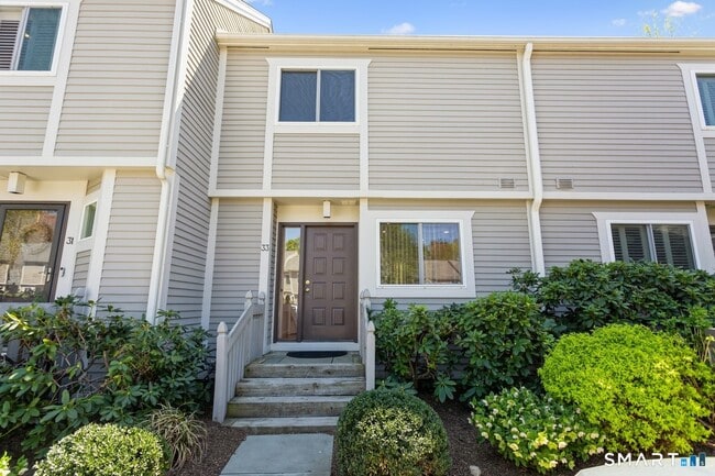 33 Strathmore Ln