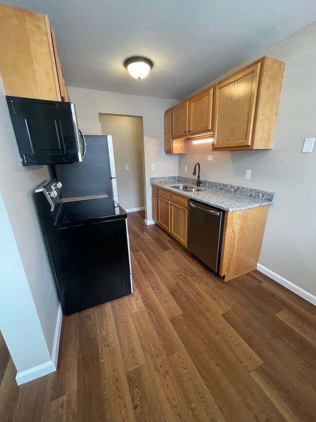 1022 Manvel St in St. Paul, MN - Foto de edificio - Building Photo