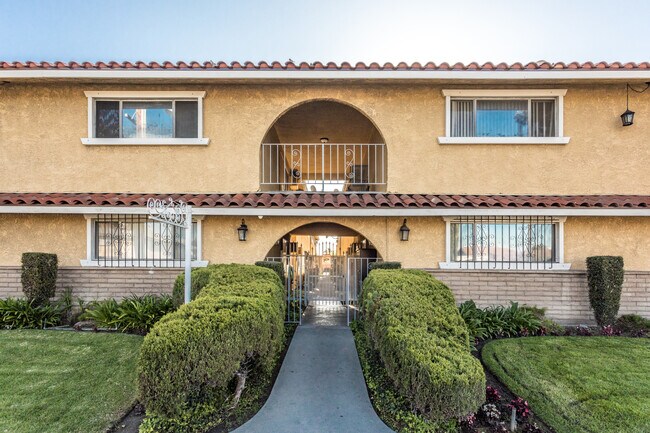 11714 Bellflower Blvd in Downey, CA - Building Photo - Building Photo