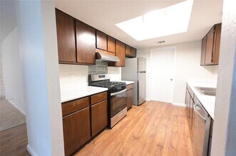 107 Cloudview Dr in Austin, TX - Foto de edificio - Building Photo