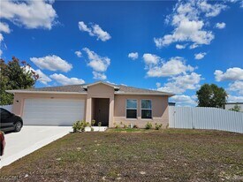 2425 NE 7th Pl in Cape Coral, FL - Building Photo