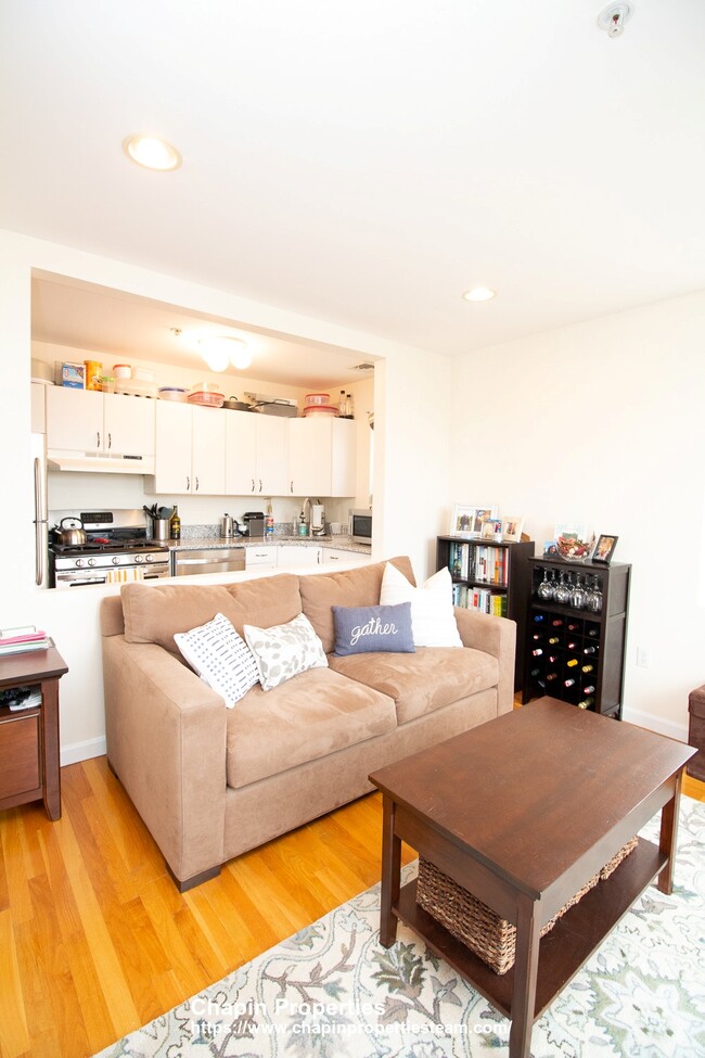 300 Washington St, Unit 4 in Brookline, MA - Building Photo - Building Photo