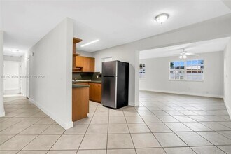 1130 N 70th Ave in Hollywood, FL - Foto de edificio - Building Photo