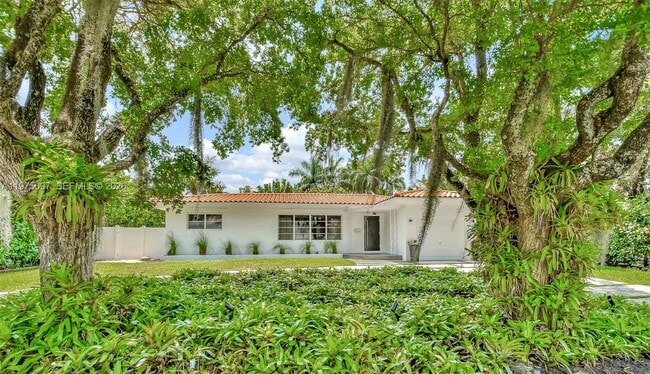 10610 NE 11th Ct in Miami Shores, FL - Building Photo - Building Photo