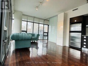 33 Charles St E in Toronto, ON - Building Photo - Building Photo