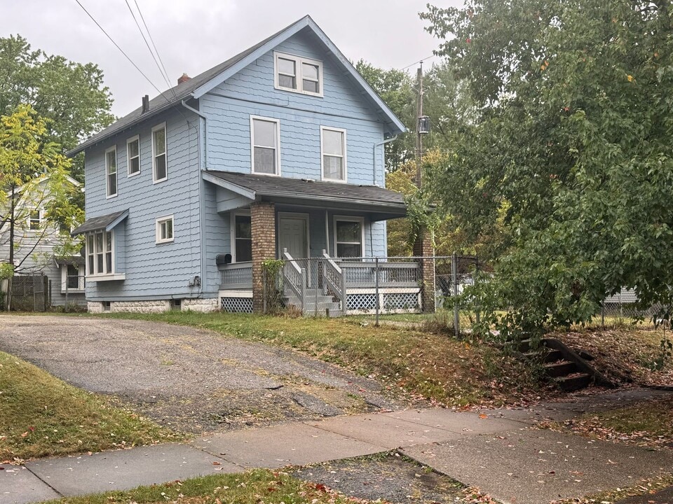 66 E Mapledale Ave in Akron, OH - Building Photo