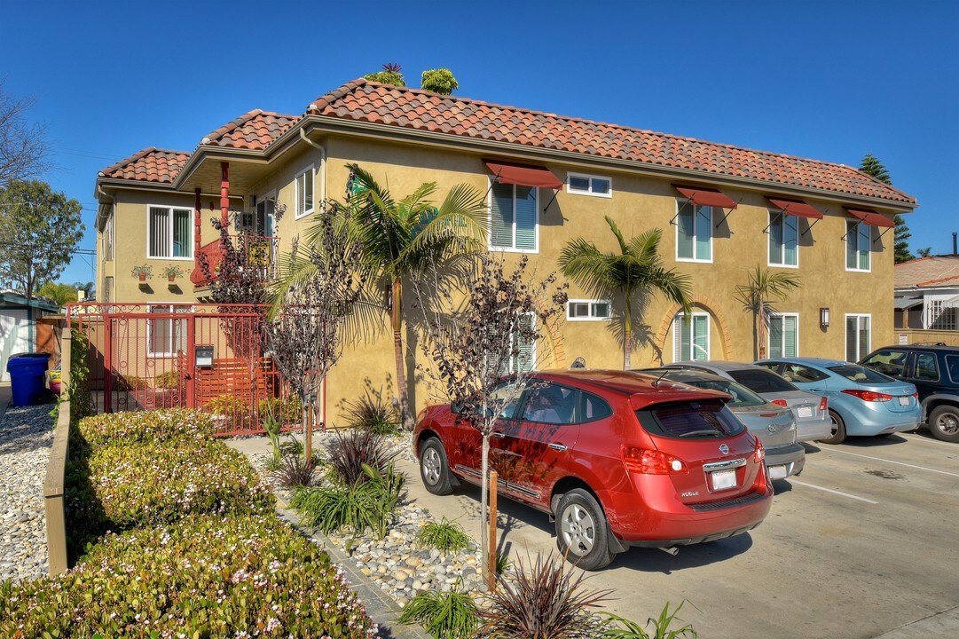 4380 Van Dyke Ave in San Diego, CA - Foto de edificio