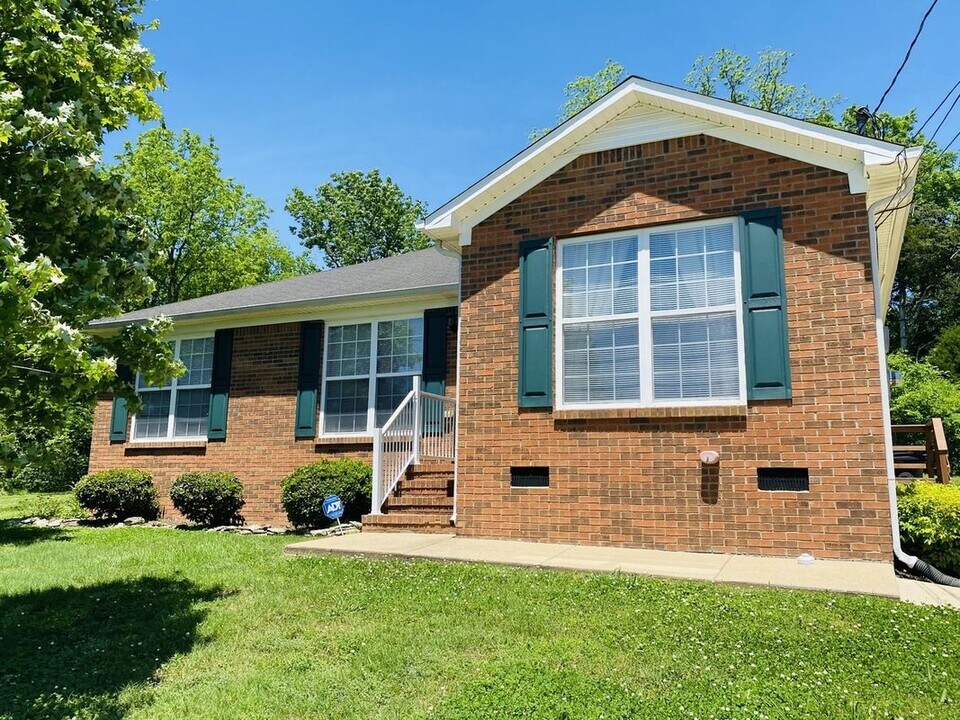 828 Mulberry Dr in Columbia, TN - Building Photo