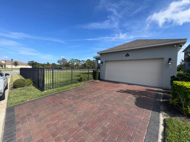 8503 Tavernier Aly in Oakland, FL - Foto de edificio - Building Photo