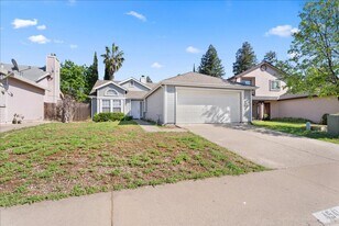 4541 Country Run Way in Antelope, CA - Building Photo