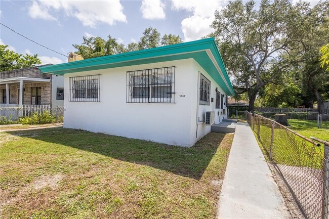 7010 NW 5th Pl in Miami, FL - Building Photo - Building Photo
