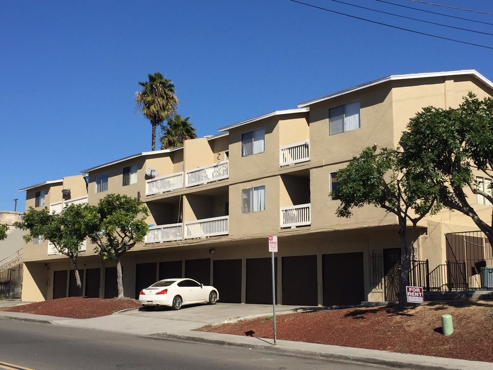 Golden Heights Terrace in San Diego, CA - Foto de edificio