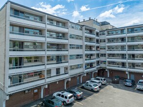 Yorkdale Suites in Hamilton, ON - Building Photo - Building Photo