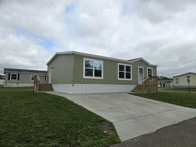 1324 Duchess Ln in Alden, NY - Building Photo