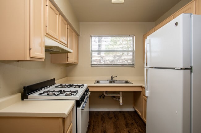 Western Yarbrough Apartments