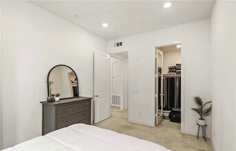 26973 W Prospector Rd in Valencia, CA - Building Photo - Building Photo