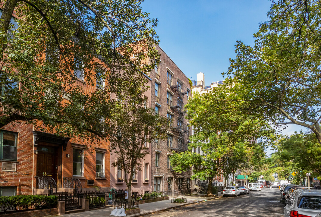 328 W 19th St in New York, NY - Building Photo