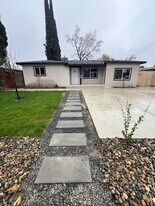 916 N Mooney Blvd in Visalia, CA - Building Photo