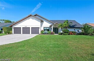 2307 Queens Way in Naples, FL - Building Photo