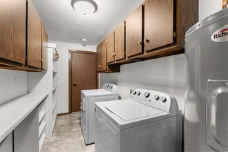 910 E Cedar Ave, Unit Ground Level in Manitowoc, WI - Building Photo - Building Photo