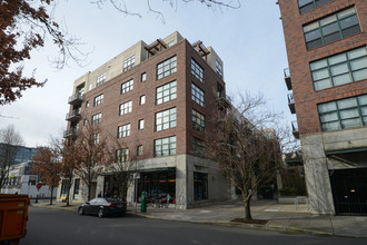 Riverstone Condominiums in Portland, OR - Foto de edificio - Building Photo