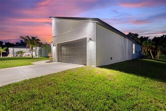 3511 NE 17th Ave in Cape Coral, FL - Foto de edificio - Building Photo