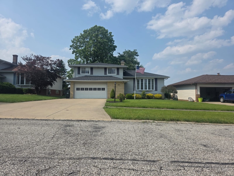 2908 Bowmen Ln in Parma, OH - Building Photo
