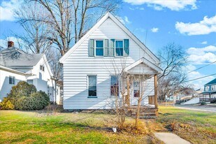 102 N Cedar Ave in West Peoria, IL - Building Photo