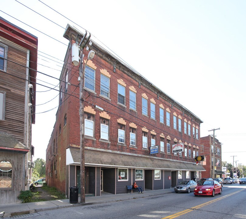 37 Main St in Jewett City, CT - Building Photo