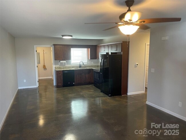 4421 Dillbrook Ln in Denver, NC - Foto de edificio - Building Photo