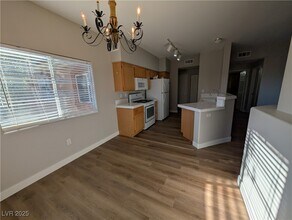 1050 E Cactus Ave in Las Vegas, NV - Building Photo - Building Photo