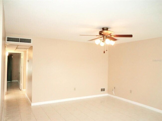 206 Andover Pl N in Sun City Center, FL - Building Photo - Building Photo