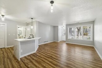 811 Burr Oaks Dr, Unit 407 in West Des Moines, IA - Building Photo - Building Photo