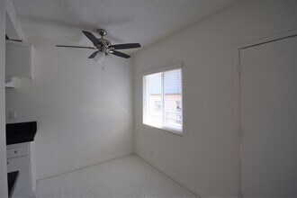 2429 Cheremoya Ave, Unit 06 in Los Angeles, CA - Foto de edificio - Building Photo