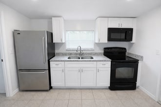 5010 Killarney Ave in Fort Pierce, FL - Foto de edificio - Building Photo