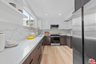 301 Rexford Dr in Beverly Hills, CA - Foto de edificio - Building Photo