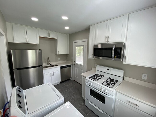 1100 Lakeview Dr in Auburn, AL - Building Photo - Building Photo