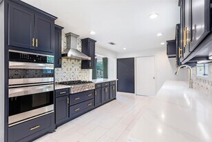 2006 Pine River Dr in Houston, TX - Building Photo