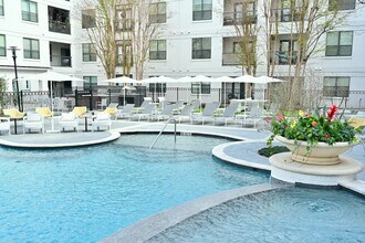 2137 Pelham Dr in Houston, TX - Foto de edificio - Building Photo