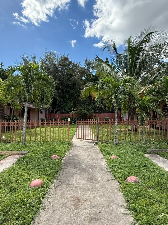 660 NE 132nd St, Unit Beautiful 1-Bed Apartment in North Miami, FL - Building Photo