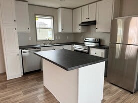 563 Travis Wy in Newport, TN - Building Photo