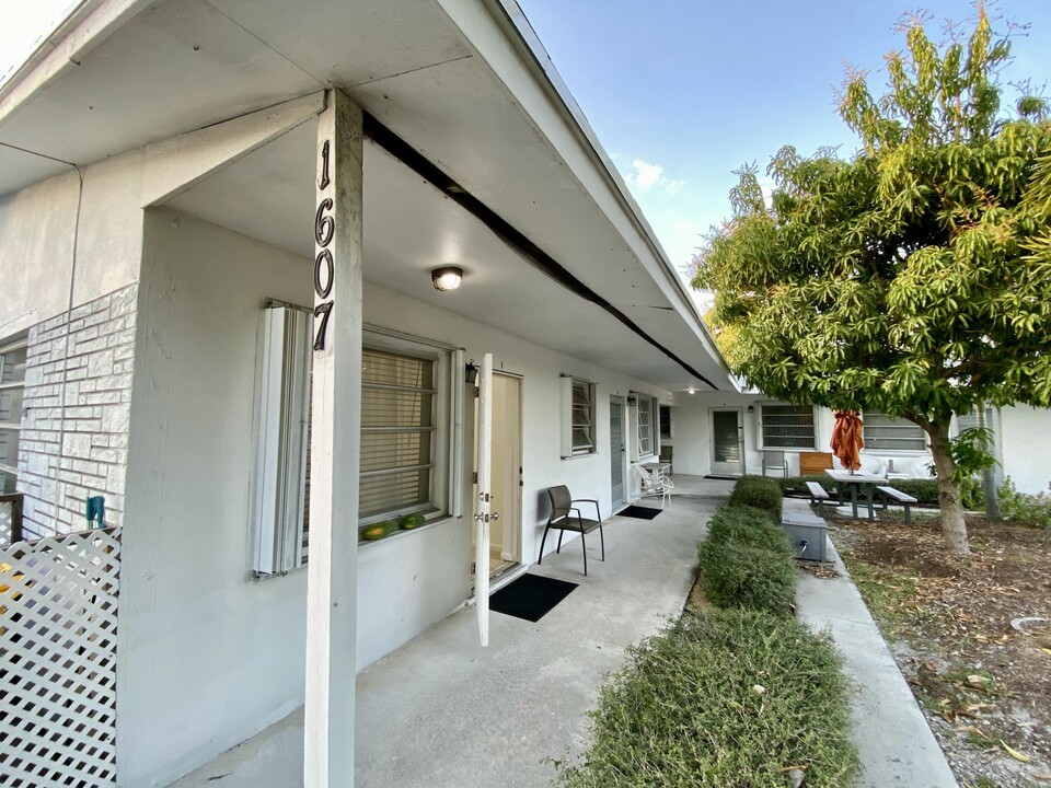 1607 Holly St in Lantana, FL - Building Photo