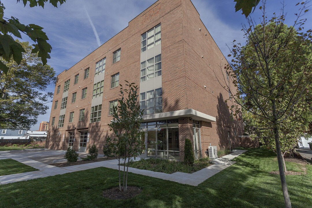 905 N Jackson St in Arlington, VA - Building Photo
